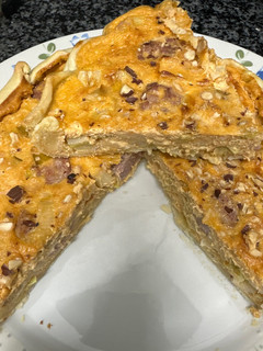 Una foto de 536. Quiche de calçots y butifarra (principal carne)