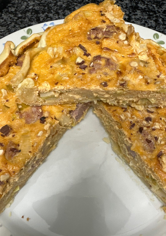 Una foto de 536. Quiche de calçots y butifarra (principal carne)