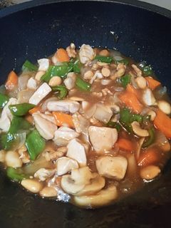 Una foto de Pollo con almendras y nueces