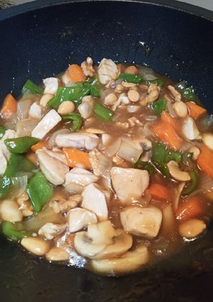 Una foto de Pollo con almendras y nueces