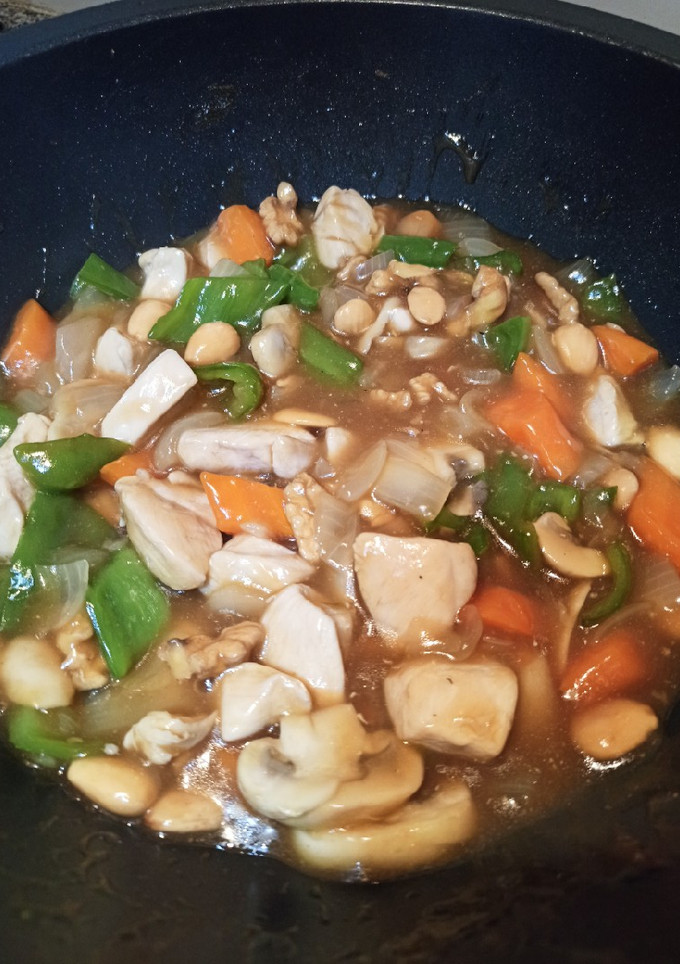 Una foto de Pollo con almendras y nueces