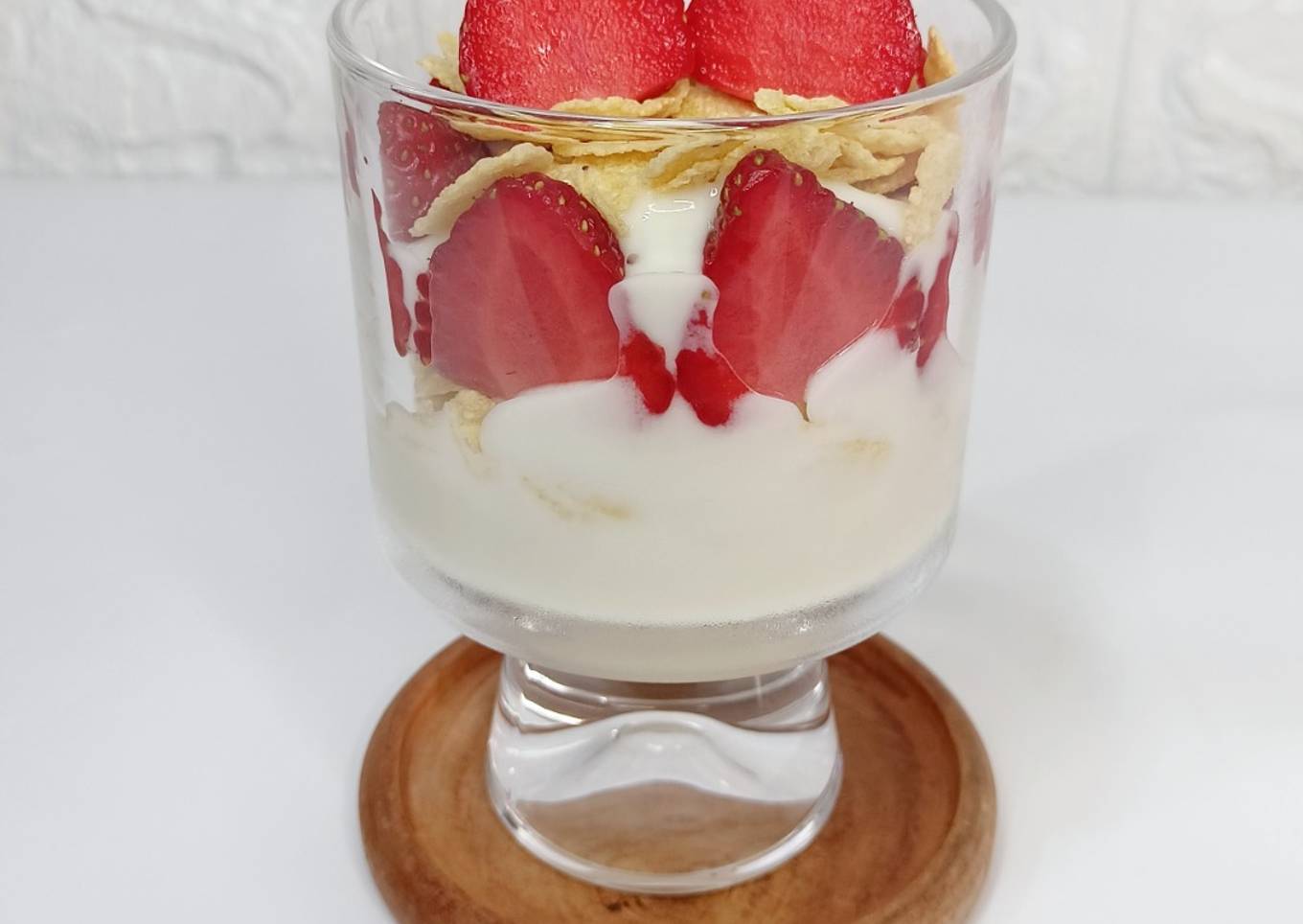 Strawberry Yogurt Parfait 🍓