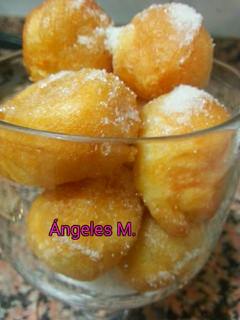 Una foto de Buñuelos rellenos de crema pastelera