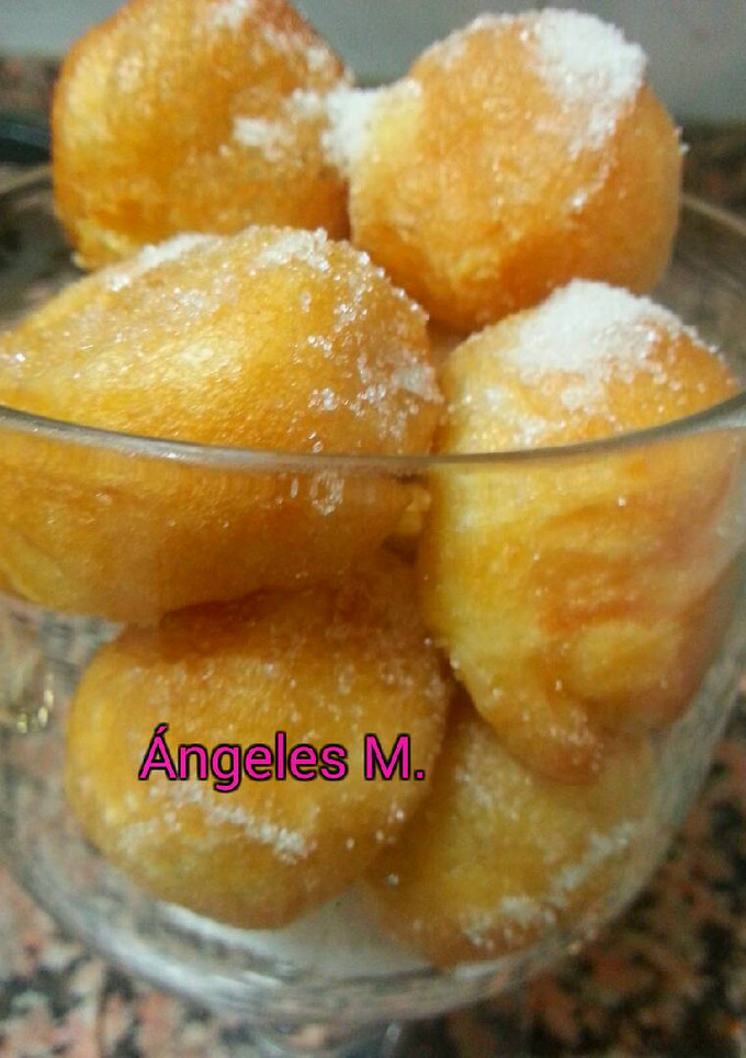 Una foto de Buñuelos rellenos de crema pastelera