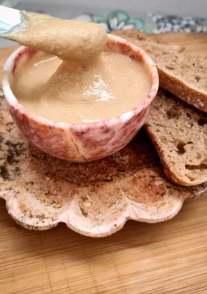 Una foto de Tahinomelo o puesto en español tahini con miel