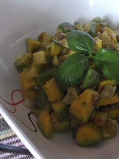 Una foto de Ensalada de aguacate (palta) y piña asada