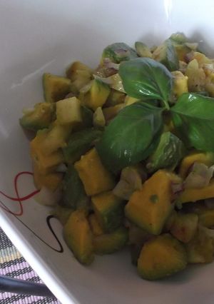 Una foto de Ensalada de aguacate (palta) y piña asada