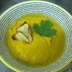 A picture of Yam and pumpkin creamy soup (vegan).