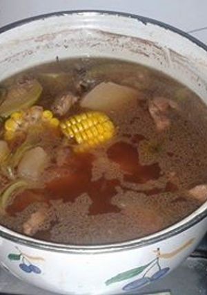 Una foto de Sopa de costilla de res con verduras