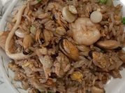 Una foto de arroz con calamar y pulpo