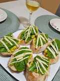 Brusqueta de guacamole com limão siciliano, rúcula e queijo