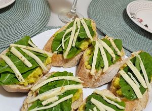 Foto de Brusqueta de guacamole com limão siciliano, rúcula e queijo