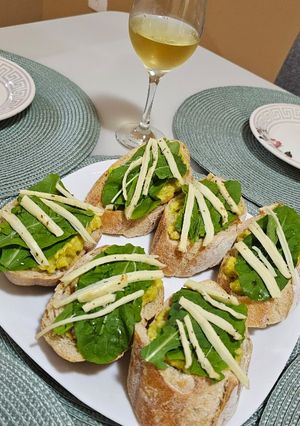 Foto de Brusqueta de guacamole com limão siciliano, rúcula e queijo