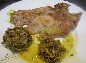 Una foto de Cabecero de cerdo a la plancha, con alcachofas al ajillo y salsa alkale