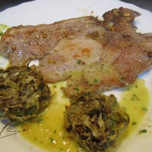 Cabecero de cerdo a la plancha, con alcachofas al ajillo y salsa alkale