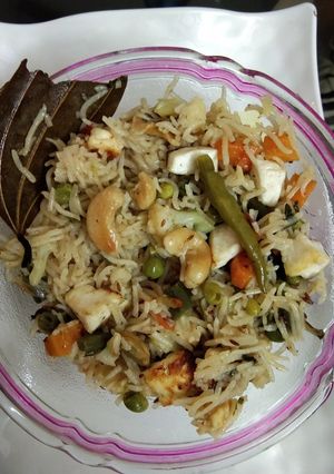 A picture of Veg cooker pulao.