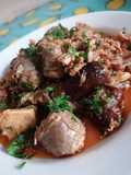Carne cu cârnăciori la ceaun