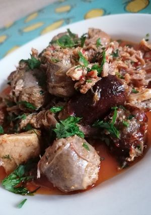 O poză a rețetei Carne cu cârnăciori la ceaun.