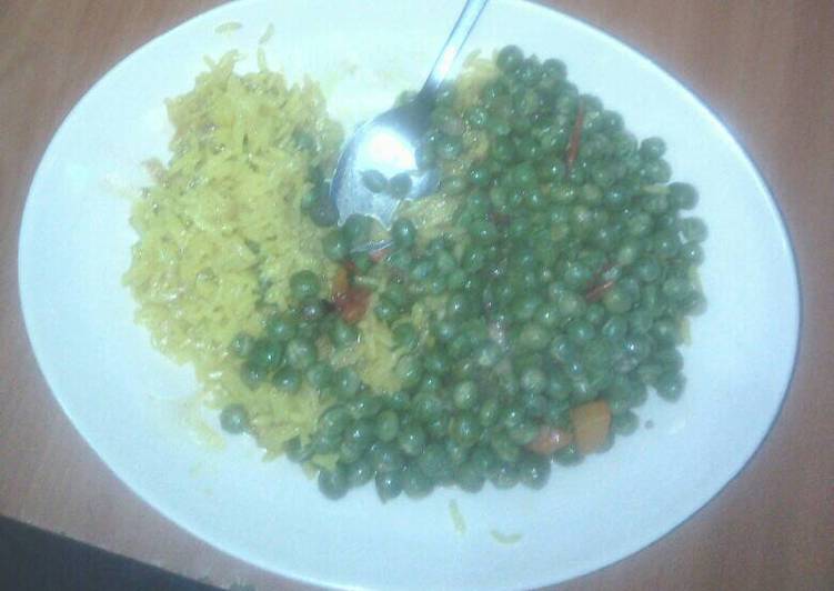Tumeric rice served with peas