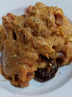 Una foto de Pies de cerdo en salsa de avellanas y ciruelas pasas