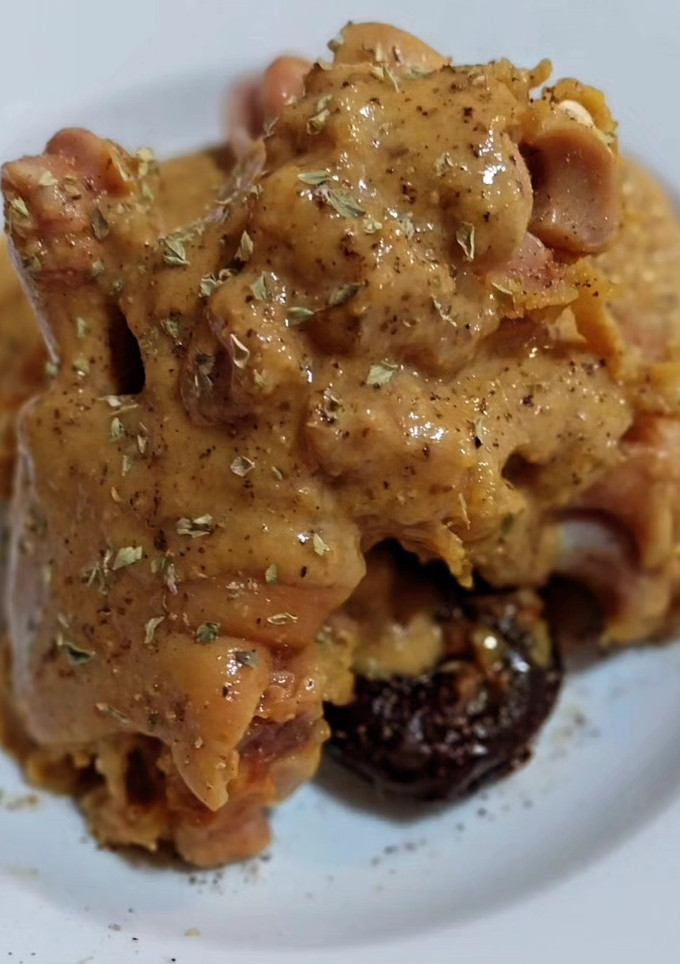 Una foto de Pies de cerdo en salsa de avellanas y ciruelas pasas