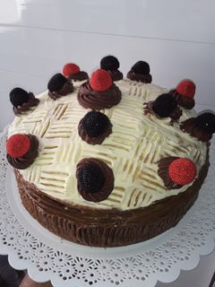 Una foto de Torta Cumple con butter cream de Chocolate Chantilly y chips🍫