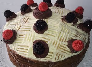 Una foto de Torta Cumple con butter cream de Chocolate Chantilly y chips🍫