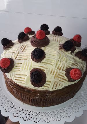 Una foto de Torta Cumple con butter cream de Chocolate Chantilly y chips🍫