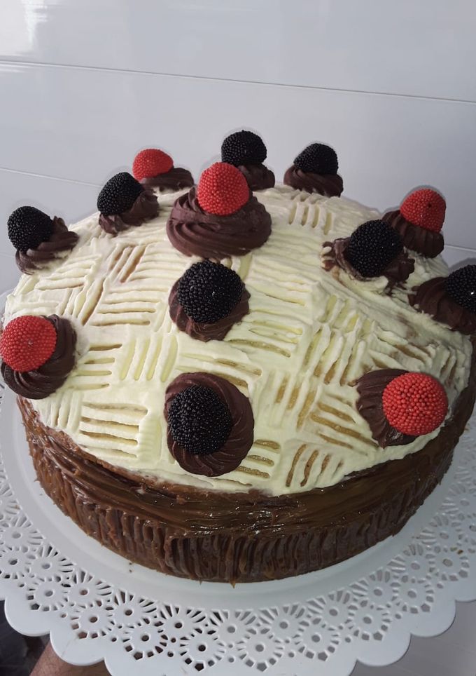Una foto de Torta Cumple con butter cream de Chocolate Chantilly y chips🍫