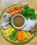Bánh tráng cuốn thịt heo mắm nêm