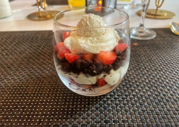 Sommerliches Dessert mit Erdbeeren & Raffaello