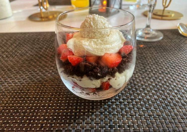 Sommerliches Dessert mit Erdbeeren & Raffaello