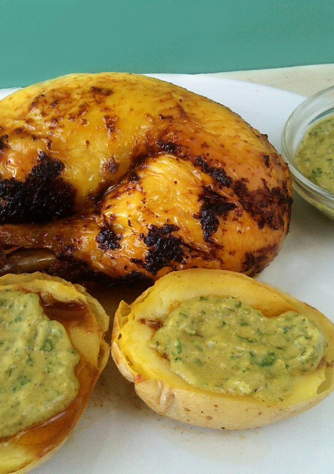 Una foto de Pollo peruano a la brasa con salsa de ají verde