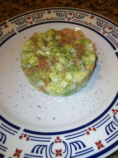 Una foto de Tartar de aguacate y salmón ahumado