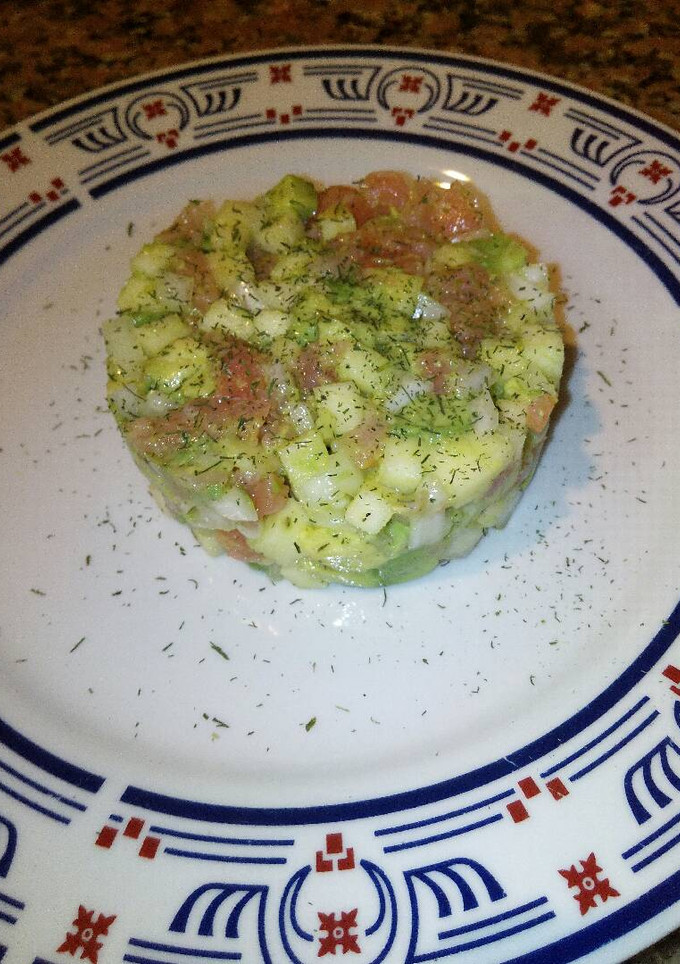 Una foto de Tartar de aguacate y salmón ahumado