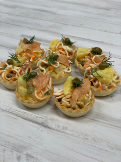 Una foto de Tartaletas de ensalada de marisco con naranja