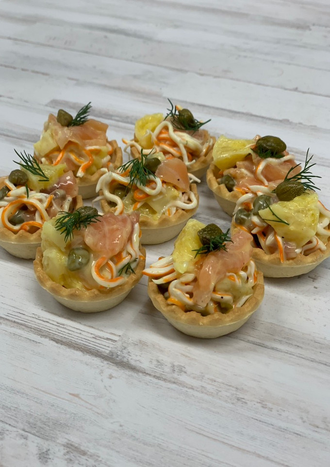 Una foto de Tartaletas de ensalada de marisco con naranja