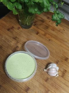 Una foto de Salsa de ajo 🧄🌿