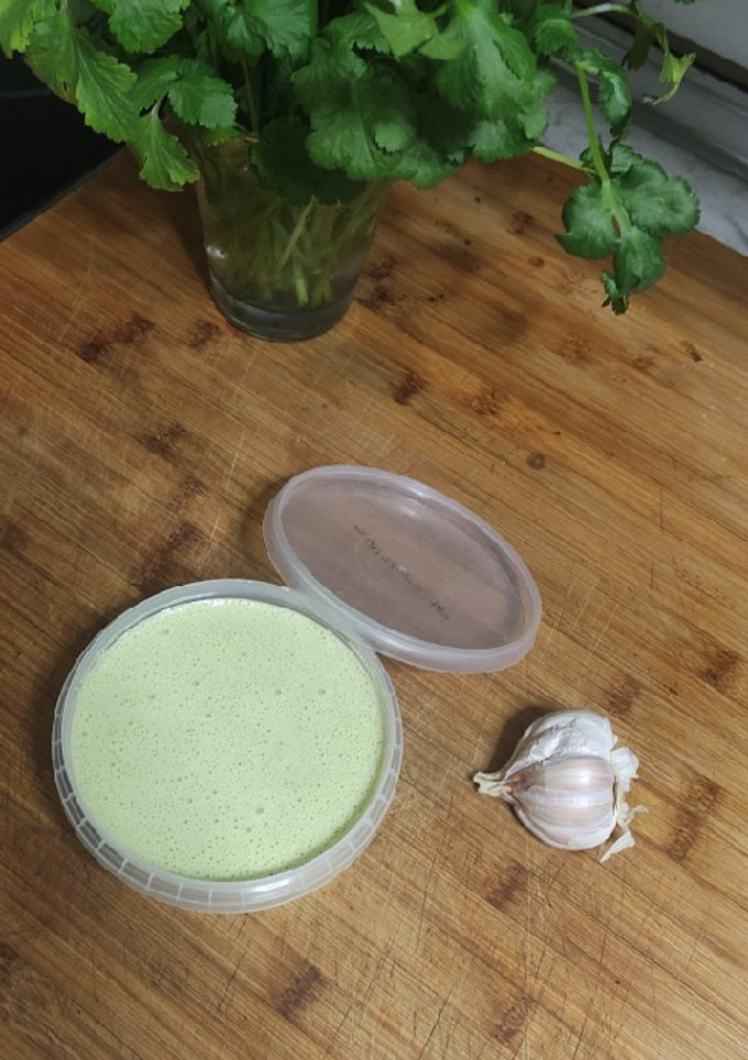 Una foto de Salsa de ajo 🧄🌿
