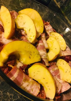 Csirkemáj baconbe tekerve, almával sütve recept fotója