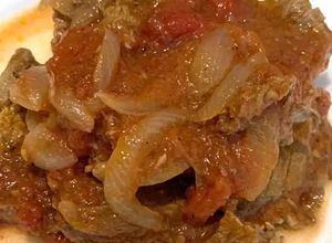 Foto di Fettine di manzo alla pizzaiola con cipolla e pomodori pelati