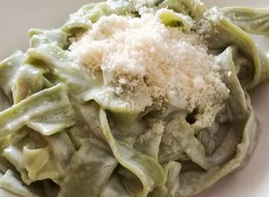 Una foto de Fideos de Espinaca con salsa Mendicrim 🍀🍃