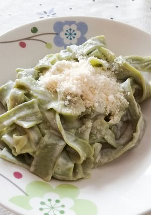 Una foto de Fideos de Espinaca con salsa Mendicrim 🍀🍃