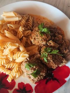 Garam masalás pikáns húsgombóc gombaszósszal, fusilli & penne tésztával recept fotója