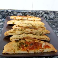 A picture of Garlic cheese kulcha.