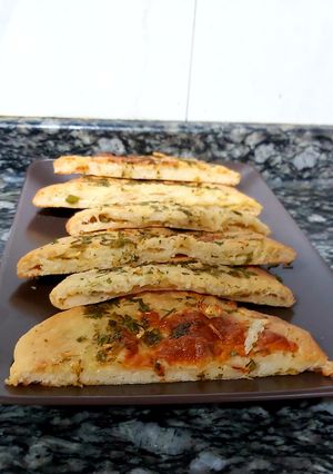 A picture of Garlic cheese kulcha.