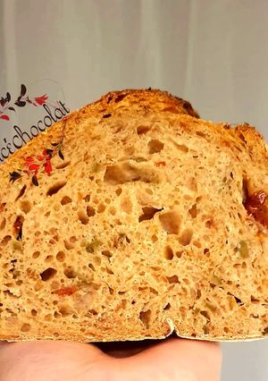 Une photo de Pain au levain tomates séchées et olives