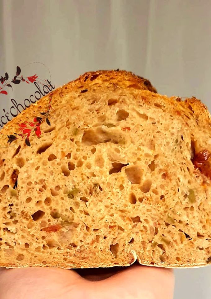 Une photo de Pain au levain tomates séchées et olives