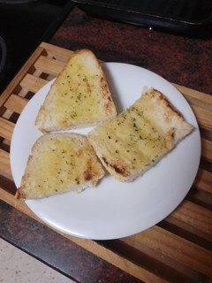 Una foto de Pan de ajo a la plancha