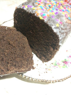 Una foto de Torta de chocolate en panificadora, decorada con glasé de limón